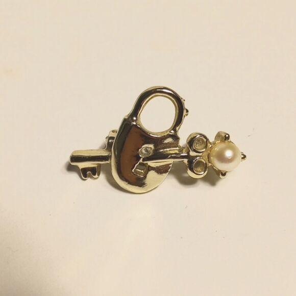 Vintage Lock and Key Silver Pin - Picture 1 of 5
